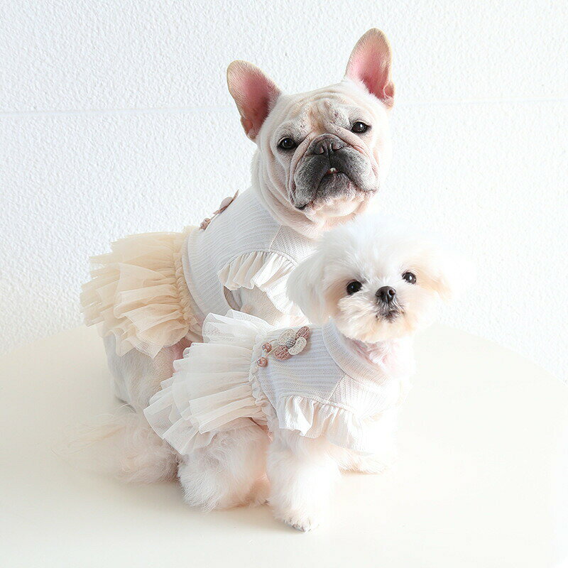 【商品の魅力】フレンチブルドッグにぴったりのロマンチックな結婚式ドレスです。英ブル、パグ、コーギー、ブルドッグ、ガーフィールドなど様々な犬種に対応。キャミソールタイプで着脱も簡単。結婚式やお祝いのシーンに華を添えます。【使用シーン】結婚式、ウェディングフォト、パーティー、お散歩、お出かけ、お祝いイベントなど。【素材・サイズ】素材:ポリエステル100%(柔らかく肌触り良好)。サイズ:S~XL(詳細は画像参照)。お手入れ:手洗い推奨。【注意事項】※モニター環境により色味が異なる場合がございます。※ペットの個体差によりサイズ感が異なるため、採寸の上ご購入ください。【関連キーワード】結婚式 ドレス 犬 フレンチブルドッグ ロマンチック 英ブル パグ コーギー ブルドッグ ガーフィールド キャミソール ウェディング 犬服 犬ドレス ペットドレス 結婚式犬服 おしゃれ犬服 小型犬 中型犬 大型犬 犬用衣装 ペット衣装 犬の結婚式