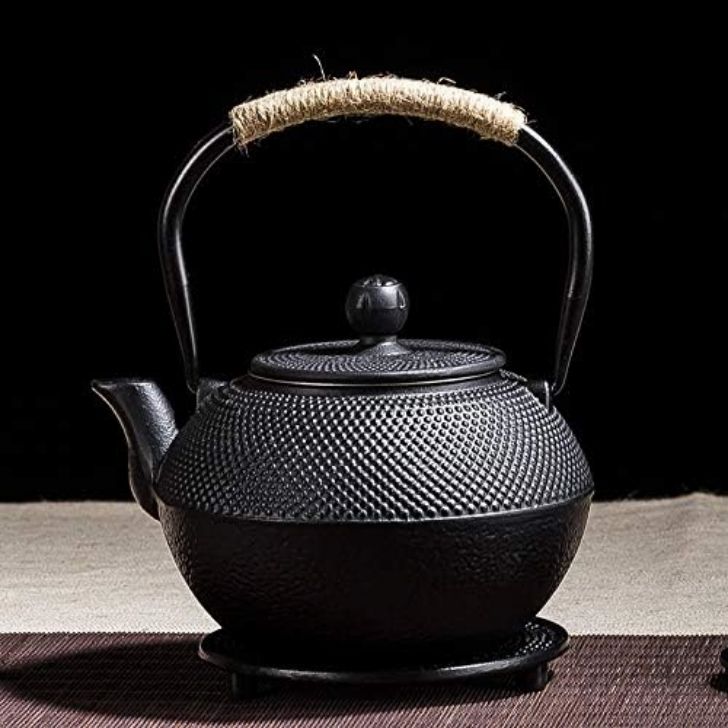 鉄瓶 600/900ml パール金属 やかん 急須 おしゃれ きゅうす 鉄器 鋳物 鉄分補給鉄やかん直火可 茶器 茶道具 煎茶道具 誕生日プレゼント 男性 女性 結婚 出産 内祝い 引き出物 金婚式 誕生日プレゼント 還暦祝い 古希 喜寿 米寿 退職 定年 プレゼント 鉄瓶 鉄器 鋳物 鉄分補給鉄やかん直火可 やかん 鉄びん -茶道道具 伝統工芸品 サイズ 材質 : 鋳鉄;容量:600ML/900ML;鉄瓶?源:ガス弱火、直火(中火以下)、電気 、炭火、 鉄分補給 :鉄瓶は暖かい過程でFe2 +を放出し続け、身体に吸収されやすく、貧血を効果的に予防するために体のニーズを補うことができます。 保温性良く 鉄瓶は火からおろしても保温性に優れています。鉄瓶は鋳鉄でできており、カラ焚きを避ければ直火にかけたままにすることもできます。厚手の鉄器は保温性が良く、熱をムラなく伝える。 贈り物に最適 ティーポットは大きな美的価値と実用的な価値があります。お茶を好きな人のために、生まれった鉄瓶。普段使いだけでなく、新築・引越し・結婚式などにも喜ばれる「スマート」ギフトとして 安心宣言 いかなる場合も鉄瓶の内部を決して洗剤で洗ったり、たわし等でこすったりしないでください。もしそのようなことをすれば、鉄瓶の内側の被膜を破損してしまいます。 5