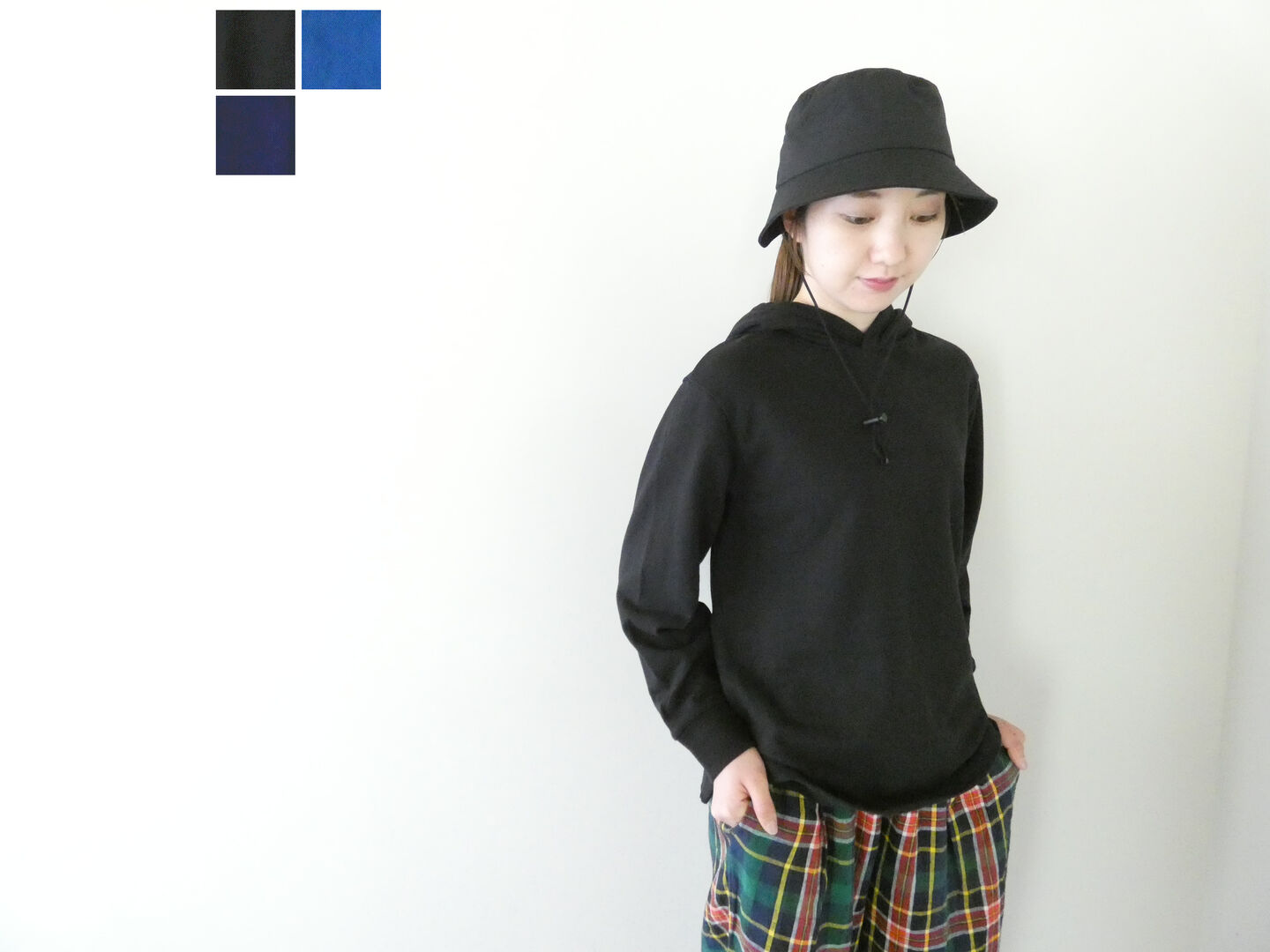 color (05)ネイビー(10)クロ(15)ブルーsize F( 身幅 52cm 総丈 前61cm 後64cm ) quality 綿　100%別地　綿100％モデル身長　165　cm メーカー希望小売価格　\　12,000+税 メーカー希望小売価格はメーカーカタログに基づいて掲載しています 商品在庫について当店の商品は 実在店舗でも同様に販売をしているため、タイムラグにより店頭で完売してしまった 場合にはご注文を頂いてもご希望の商品を用意できない場合がございますので 予めご了承ください。ご注文をいただきますと、SPACE MOOの自動メールとは別に SPACE MOO からご注文内容と商品在庫の確認メールをお送りしております。 恐れ入りますがSPACE MOOからのメールのご確認の後、 ご入金の お手続きをお願い致します。 ＊画像と実際の商品のお色はモニターの発色具合や撮影時の天候 等により 多少異なる場合もございます。詳しくはお尋ねください。RINEN 20/1オーガニック裏毛パーカー シンプルなデザインと軽やかな着心地が魅力の、RINEN（リネン）のオーガニックコットン裏毛パーカーです。同じシリーズのアイテムはこちら オーガニックコットンを使用した20/1裏毛素材は、スウェットらしい柔らかな風合いがありながら、やや薄手ですっきりとした仕上がり。厚手のパーカーほどかさばらず、一枚着としてはもちろん、ジャケットやコートのインナーにも取り入れやすい生地感です。 フードには紐を付けず、顔まわりをすっきり見せるシンプルなデザイン。カジュアルになりすぎず、シャツやカットソーを重ねた着こなしにも合わせやすく仕上げられています。 身幅52cmのほどよくゆとりのあるシルエットで、袖口には幅のあるリブをプラス。裾はリブで絞らずストンと落ちる形なので、ボトムとのバランスも取りやすくなっています。 裾の両サイドにはスリットを入れ、前61cm・後64cmの前後差をつけたデザイン。後ろが少し長めなので横から見たシルエットにも動きが生まれ、パンツにもスカートにもすっきり合わせられます。 ベーシックで着回しやすいネイビーとクロ、スタイリングのポイントになる鮮やかなブルーの3色展開。季節の変わり目から重ね着の季節まで、ワードローブにあると出番の多い一枚です。 すっきりと引き締まるクロは、パーカーのラフさを抑え、シンプルでシャープなスタイルに仕上がります。 　 　 鮮やかで発色のきれいなブルーは、一枚で存在感があり、ベーシックなボトムに合わせるだけでもスタイルが映えるカラーです。 　 　 深みのあるネイビーは、カジュアルなパーカーを落ち着いた印象に見せ、幅広いカラーと合わせやすい一色です。 　 　