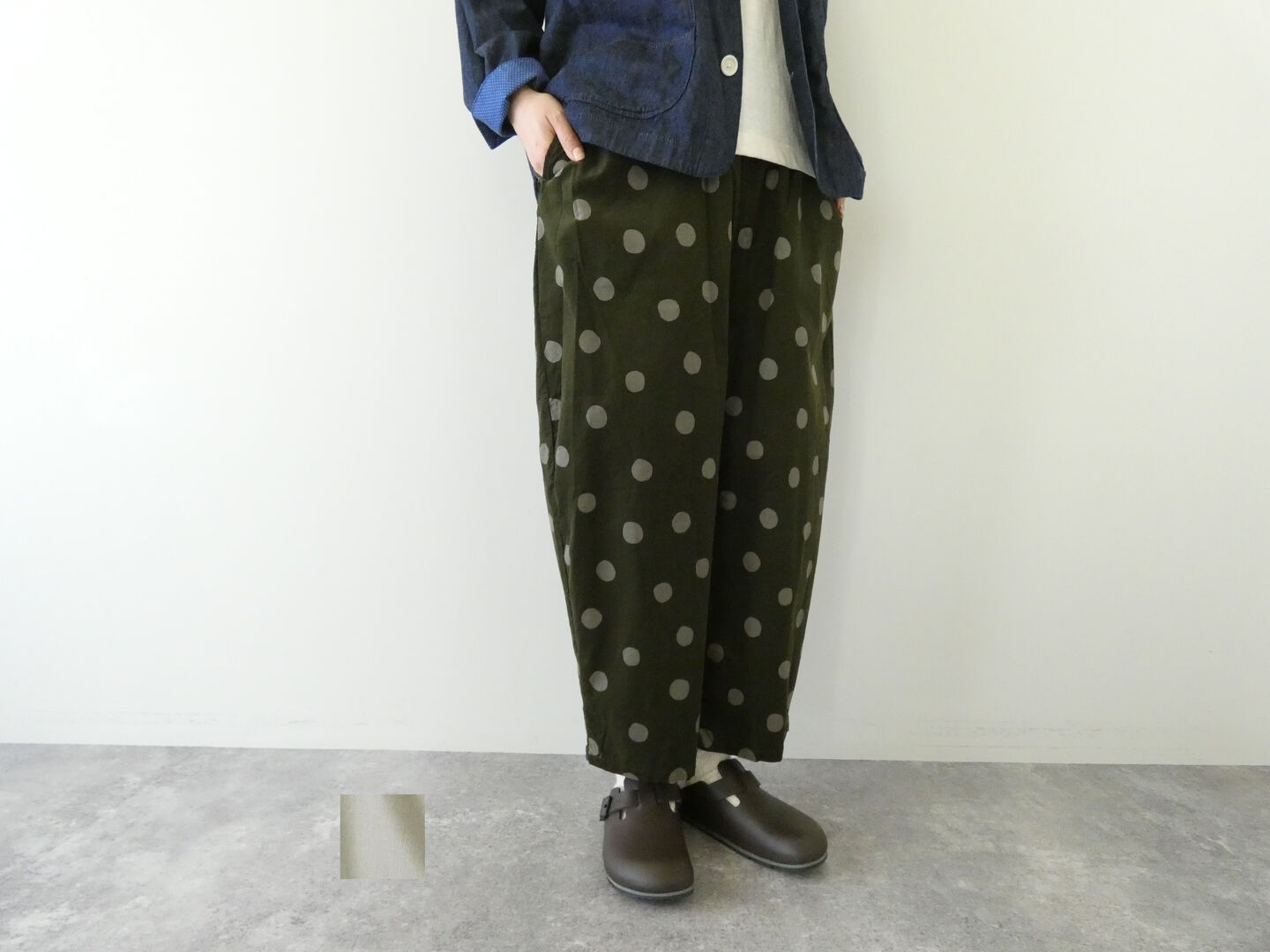 color (32)グレージュ(54)カーキsize 1( ウエスト 70-90cm また下 53cm 総丈 87cm ウエストはゴム　紐で調節可) quality 綿100％モデル身長　162　cm メーカー希望小売価格　\　13,000+税 メーカー希望小売価格はメーカーカタログに基づいて掲載しています 商品在庫について当店の商品は 実在店舗でも同様に販売をしているため、タイムラグにより店頭で完売してしまった 場合にはご注文を頂いてもご希望の商品を用意できない場合がございますので 予めご了承ください。ご注文をいただきますと、SPACE MOOの自動メールとは別に SPACE MOO からご注文内容と商品在庫の確認メールをお送りしております。 恐れ入りますがSPACE MOOからのメールのご確認の後、 ご入金の お手続きをお願い致します。 ＊画像と実際の商品のお色はモニターの発色具合や撮影時の天候 等により 多少異なる場合もございます。詳しくはお尋ねください。NARU 21Wコール天ニュアンスドットエッグパンツ 細畝コーデュロイにニュアンスのあるドット柄のエッグパンツ。 腰まわりからヒップ、太ももにかけてゆとりを持たせながら、裾に向かってほどよく細くなるエッグシルエット。 21Wの細畝コーデュロイは、やわらかな表情と上品なマット感が魅力。ドット柄も落ち着いたカラーでまとめることで甘くなりすぎず、シンプルなトップスに合わせるだけで季節感のあるスタイルに仕上がります。 丸みのあるラインがかわいらしく、ゆったりとした穿き心地ながら、すっきりと見せてくれるバランスです。身体のラインを拾いにくいのも嬉しいポイント。 ウエストはゴム仕様でラクに穿け、トップスをタックインしたスタイルも楽しみやすいデザインです。 くるぶしがちらりと見える丈感で、スニーカーや革靴はもちろん、カラーソックスや柄ソックスを合わせるのもおすすめ。 グレージュとカーキのニュアンスカラーに小さなドットが映える、NARUらしい遊び心のある一本。無地のパンツ感覚で合わせやすいのに、いつものコーディネートをちょっと新鮮に見せてくれるパンツです。 　 　 　 　 　