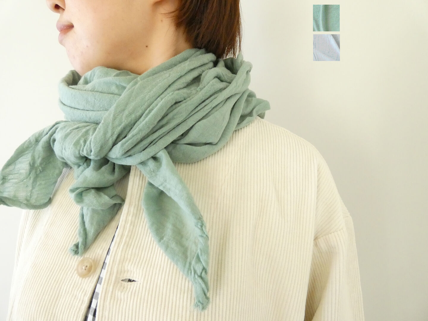 color (03)アイスグレー(25)ミントsize one size( 約130cm×105cm ) quality 毛100％モデル身長　162　cm メーカー希望小売価格　\　6,900+税 メーカー希望小売価格はメーカーカタログに基づいて掲載しています 商品在庫について当店の商品は 実在店舗でも同様に販売をしているため、タイムラグにより店頭で完売してしまった 場合にはご注文を頂いてもご希望の商品を用意できない場合がございますので 予めご了承ください。ご注文をいただきますと、SPACE MOOの自動メールとは別に SPACE MOO からご注文内容と商品在庫の確認メールをお送りしております。 恐れ入りますがSPACE MOOからのメールのご確認の後、 ご入金の お手続きをお願い致します。 ＊画像と実際の商品のお色はモニターの発色具合や撮影時の天候 等により 多少異なる場合もございます。詳しくはお尋ねください。prit 1/48ウールガーゼ天竺ショール ふわりと軽く、やさしい風合いが魅力のprit「1/48ウールガーゼ天竺ショール」。ウール100％ながら薄手でやわらかく、くしゅっとした自然な表情が楽しめる一枚です。細かな編み目がつくる繊細な透け感もあり、首元に巻いたときにも重たく見えず、軽やかなアクセントを添えてくれます。 サイズは約130cm×105cmとたっぷり。広げて肩まわりを包んだり、くるくると首に巻いたり、ラフに結んだりと、巻き方によってさまざまな表情を楽しめます。薄手なのでボリュームを調整しやすく、コンパクトにまとめても、ふんわりと空気を含ませてもきれいにまとまります。 表面にはナチュラルなシワ感があり、きれいに整えすぎず、くしゅっと巻くだけでも雰囲気のある仕上がりに。ニットやカーディガン、コートの首元にはもちろん、季節の変わり目には肩にふわりとかける使い方もおすすめです。シンプルなコーディネートに色を添えながら、ウールならではのあたたかみもプラスしてくれるショールです。 やわらかな発色がきれいなミント。落ち着いたトーンで取り入れやすく、ベーシックカラーの着こなしにさりげなく新鮮さを加えてくれます。 　 　 ほんのり青みを感じる淡いアイスグレー。白や生成り、グレー系ともなじみやすく、首元をすっきりとやさしい印象に見せてくれるカラーです。 　 　