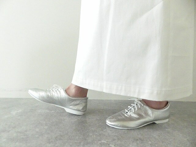 color LEATHER SILVERsize 4( 22.5cm ) 5( 23.5cm ) 6( 24.5cm ) 7( 25.5cm )モデル身長　162　cm メーカー希望小売価格　\　16,000+税 メーカー希望小売価格はメーカーカタログに基づいて掲載しています 商品在庫について当店の商品は 実在店舗でも同様に販売をしているため、タイムラグにより店頭で完売してしまった 場合にはご注文を頂いてもご希望の商品を用意できない場合がございますので 予めご了承ください。ご注文をいただきますと、SPACE MOOの自動メールとは別に SPACE MOO からご注文内容と商品在庫の確認メールをお送りしております。 恐れ入りますがSPACE MOOからのメールのご確認の後、 ご入金の お手続きをお願い致します。 ＊画像と実際の商品のお色はモニターの発色具合や撮影時の天候 等により 多少異なる場合もございます。詳しくはお尋ねください。CROWN イングランドのダンスシューズ 　 　