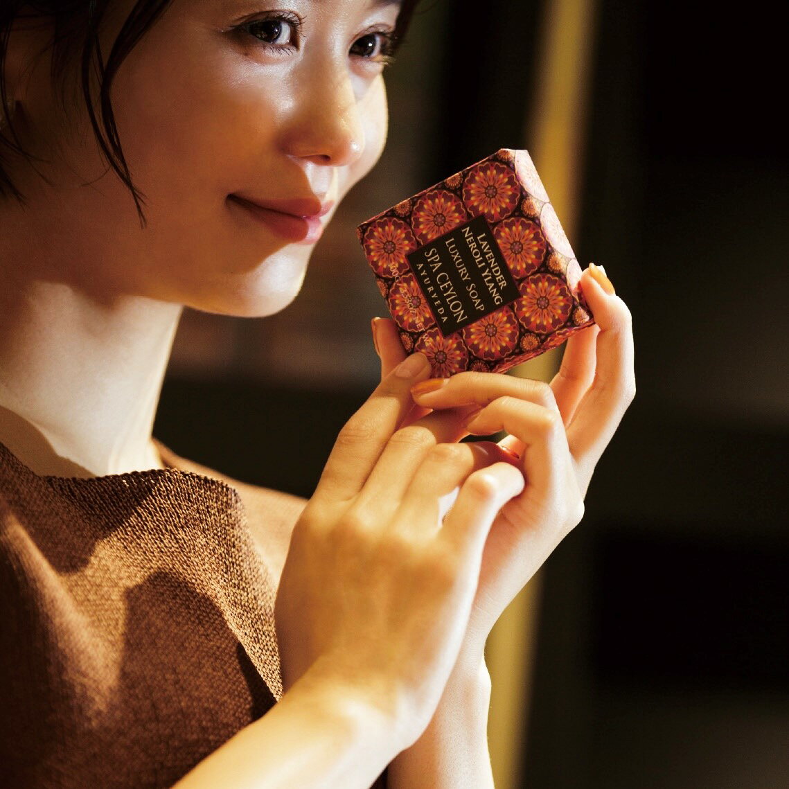 【公式】ラグジュアリー ソープ 100g アロマ スリランカ 石鹸 固形 ギフト コスメ 化粧品 ボディケア アルコールフリー プレゼント お返し お祝い 誕生日 女性 石けん ソープ おしゃれ 華やか ブランド いい香り 乾燥 潤い しっとり spaceylon-10000220 スパセイロン 公式ショップ サンプル画像2