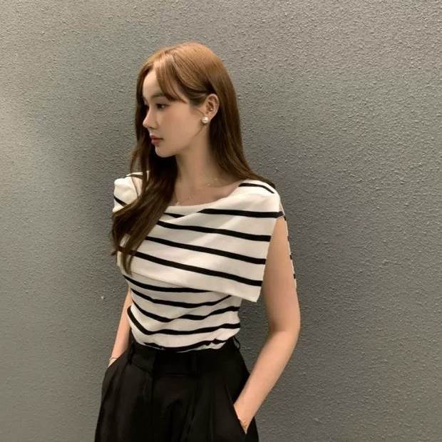 Rakuten - レディース サマーニット ニット 袖なし フレンチスリーブ ラウンドネック ワンショルダー 大人可愛い きれいめ 上品 おしゃれ こなれ感 個性的 クール モード系 エレガント モダン とろみ感 抜け感 ボーダー ブラック ホワイト ブラウン S M L XL 送料無料