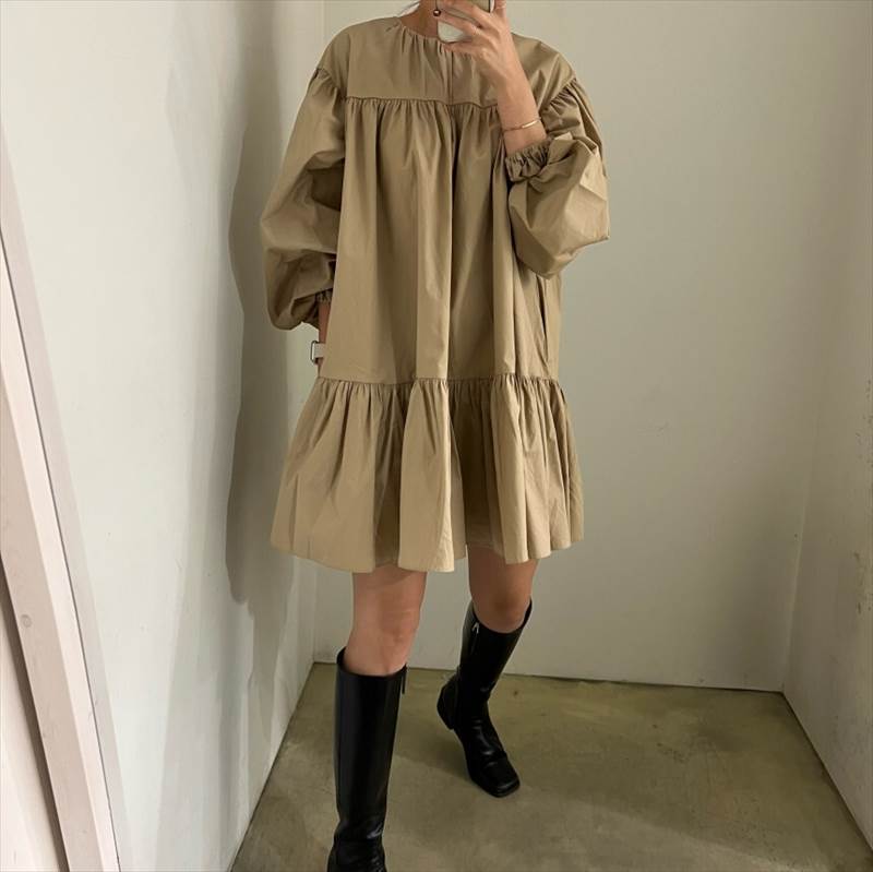 レディース ワンピース ミディアム丈 長袖 ボリューム袖 ラウンドネック 大人可愛い おしゃれ カジュアル 春 夏 フェミニン ギャザー ティアードワンピ パフスリーブ ふんわり 袖シルエット 羽織り 着こなし Aライン 体型カバー 立体感 カーキ 黒 フリーサイズ 送料無料