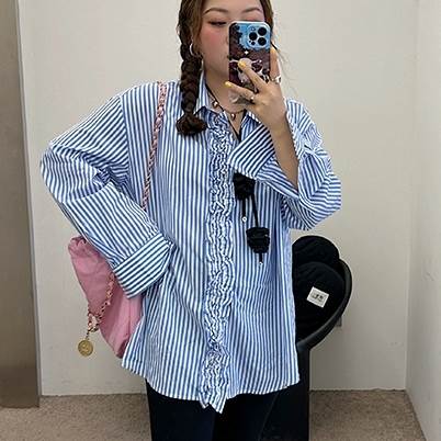 乐天商城 - トップス シャツ 長袖 襟付き 前開き ボタン フリル かわいい 大人可愛い きれいめ シンプル 上品 おしゃれ かっこいい カジュアル こなれ感 個性的 主役級 ラフ 存在感 抜け感 春 夏 ベーシック ナチュラル クール メンズライク ストライプ柄 女性用 レディース ママ