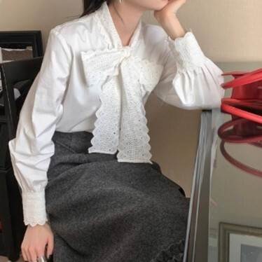 Rakuten - スカラップ レディース トップス シャツ ブラウス 長袖 ボリューム袖 りぼんタイ フェミニン レース リボン かわいい 大人可愛い シンプル カジュアル 上品 おしゃれ レトロ こなれ感 ガーリー クラシカル 無地 春 秋 学生 学校 通学 デート お出かけ イベント 旅行