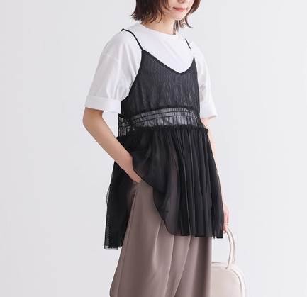 エレガントさとクールさを兼ね備えているため、オフィスやビジネスシーンでも活躍します。さらりとしたとろみ感があり、リラックスした印象でありながら、お出かけや学校、バカンス、さらには発表会やコンサートにもぴったりです。色展開 ホワイト ブラック...