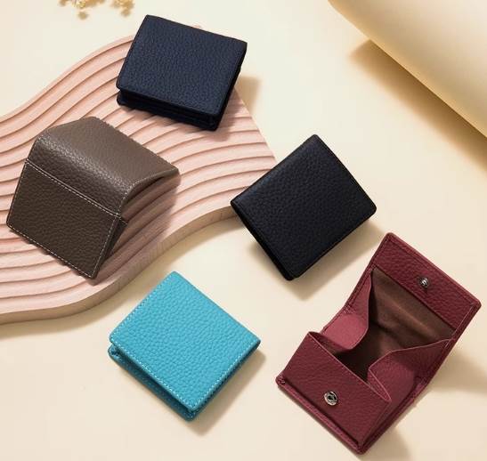 U, 吉 - 財布 コインケース 小銭入れ ミニ 極小 二つ折り 小さい コンパクトウォレット 便利 軽量 スクエア 四角 ボタン 厚手 革 レザー シンプル 上品 クラシック マニッシュ 無地 オフィス ビジネス お出かけ 旅行 お買い物 休日 普段使い 格上げ ユニセックス 春 夏 秋 冬