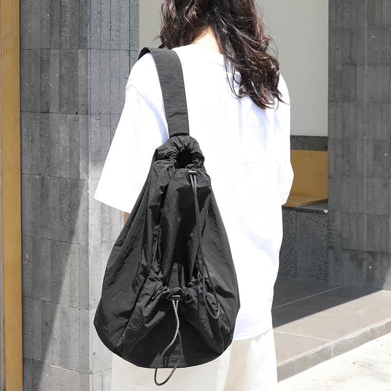 巾着バッグ バケットバッグ ナイロン クロスボディバッグ ユニセックス バッグ カバン レディース ショルダー 斜めがけ 肩がけ 大容量 多収納 便利 軽量 かわいい 大人可愛い シンプル カジュアル お洒落 かっこいい こなれ感 ラフ ボーイッシュ スポーティー デート