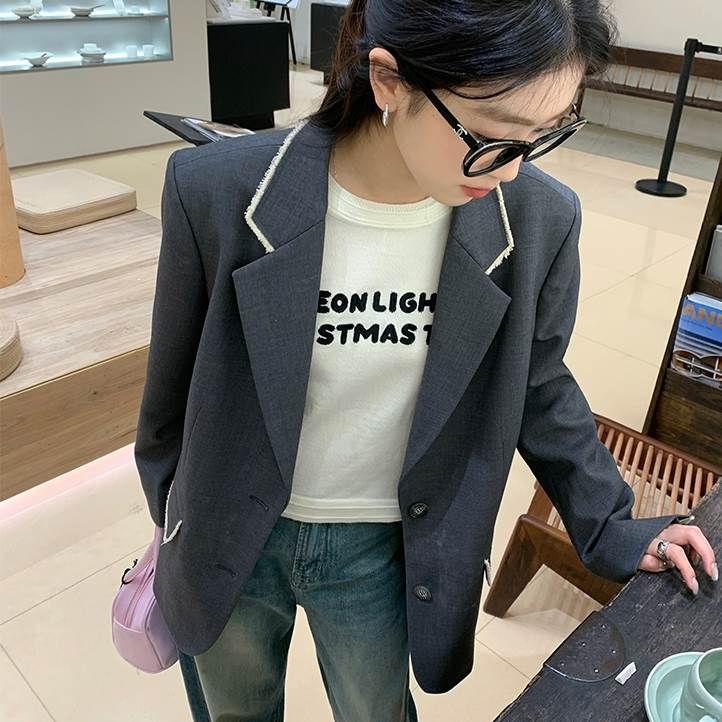 アウター ジャケット テーラードジャケット 長袖 襟付き 前開き ボタン ポケット ミディアム丈 可愛い かわいい 大人可愛い きれいめ シンプル 上品 レトロ おしゃれ かっこいい カジュアル こなれ感 個性的 主役級 存在感 抜け感 ベーシック ナチュラル