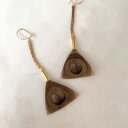 serefina セレフィーナ Feathered Mini Broomstick Earrings TAUPE フェザードミニブルームスティックピアス イヤリング 茶色 トープ 羽根 ボヘミアン フェス ホーボー シンプル カジュアル 大ぶり 揺れる レディース