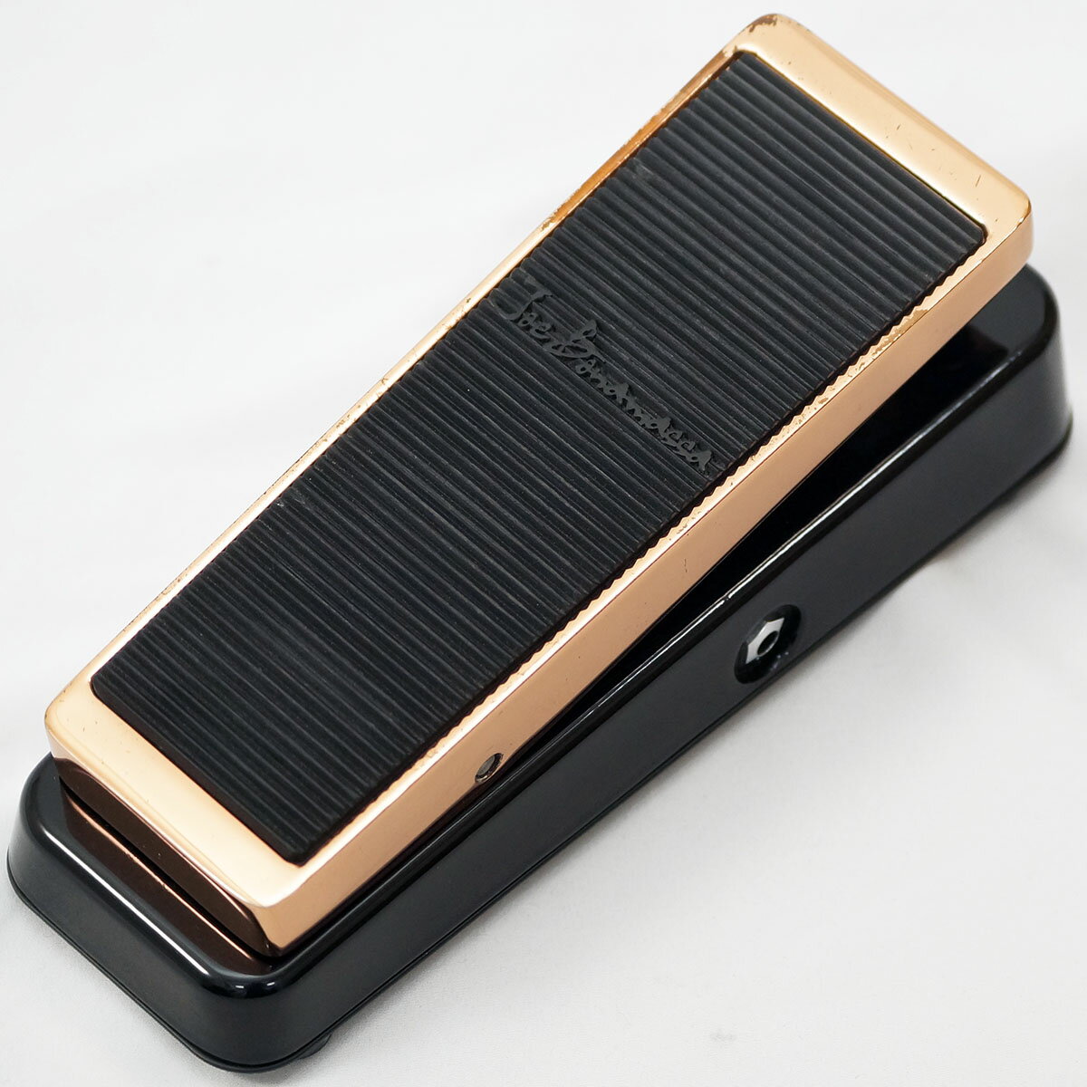 B級アウトレット特価品 ダンロップによるジョー・ボナマッサ・シグネイチャー・クライベイビー「JB95」が現品限りのアウトレット特価にてお得です！ペダル部のキズや外箱の汚れ等によって超特価放出となっておりますが、機能面等は全く問題ございませんので、安心してお使いいただけます。この機会をお見逃しの無いように！ Joe BonamassaのレスポールとシステムにフィットするようにデザインされたCryBaby。外装は,クラシックな銅色のトップに黒のボディを配しています。内部にはヴィンテージスタイルのスルーホールボード。独特な倍音を持つHaloインダクタを採用。彼のレイアウトで前後のインピーダンスバランスを取るために出力バッファを搭載。彼自身の好み＝トゥルーバイパスではない方式と、トゥルーバイパスのスイッチングを選択できるようにしてあります。 ※ご注意ください： B級アウトレット特価品の為、本体ペダル部分に傷、外箱にやや汚れ等がございます。予めご了承下さい。 なお、機能面に関しましては、通常新品同様の保証書が付属いたします。