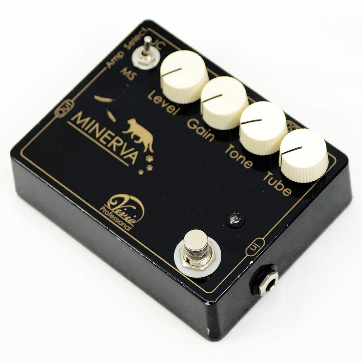 中古品 現在では入手困難な、Vivie Professionalシリーズ・オーバードライブ「MINERVA」が中古で入荷しました。 大村孝佳氏のシグネチャーモデル「IRENE66」の開発で培われたアンプ解析技術をもとに、Roland JC-120やMarshall JCM900、JCM2000など、さまざまなアンプの特性を研究して開発されたモデルです。 特徴的なのが、アンプのタイプに合わせてサウンドを切り替えられる「JC / MS」スイッチ。JCモードではコンボアンプに、MSモードではMarshallなどのスタックアンプに適したサウンドを狙うことができます。 また、「TUBE」コントロールにより、ミドルの飽和感や艶やかさを加えたり、タイトでキレのあるサウンドに調整したりと、細かな音作りにも対応。 ゲインを絞れば軽いクランチやプリアンプライクなサウンドから、ゲインを上げればハードロックにも対応する力強いドライブまで、幅広いゲインレンジを備えています。 アンプやギターの持ち味を活かしながら、さまざまなドライブサウンドを作り込める、Vivieらしい実戦的なオーバードライブです。 中古品のため、筐体には細かな傷や塗装欠けなど使用感などがございますが、サウンド面に関しましては問題ございませんので、安心してお使いいただけます。詳しいコンディションにつきましては、商品画像も併せてご確認ください。 ※本体のみで付属品はありません。 ※動作確認済みです。 ※当店では中古エフェクターには保証はお付けしておりません。 ※初期不良の場合のみの返品対応させて頂きます。なお、初期不良による返品受付は商品到着の日から7日以内とさせて頂きますのでご注意ください。