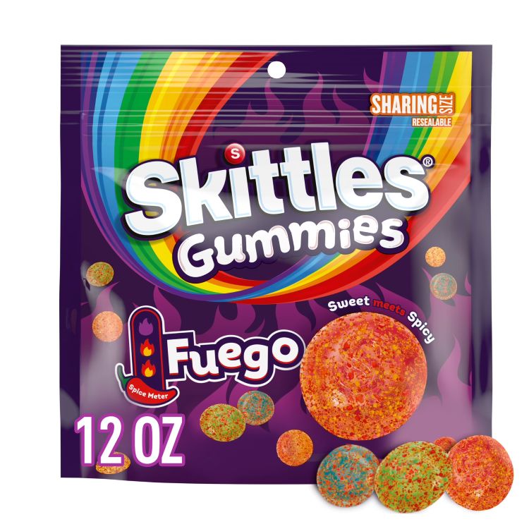スキットルズ グミ フエゴは、フルーティーな甘さとピリッとした辛さを組み合わせた、もちもち食感のグミキャンディです。マンゴー、ウォーターメロン、ストロベリー、ラズベリー、レモンの5種類のフルーツフレーバーを、酸味のあるチリパウダーでコーティングしています。 甘み、酸味、辛みが重なった刺激的な味わいが特長で、そのままおやつとして楽しむほか、映画鑑賞やパーティーなどのシェア用にもおすすめです。 開封後の保存に便利な再封可能パッケージで、約340g入りです。