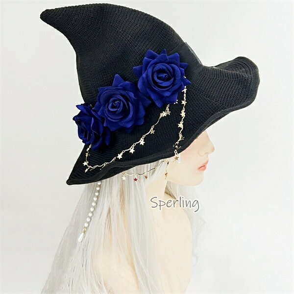 商品情報サイズ（cm）・サイズ：35cm*25cm重さ：138g【商品について】商品について：◆サイズ表記は目安です。若干の誤差(約1〜3cm前後)がある場合がございます。◆製造中（縫製、染色など）により商品において色味や柄、サイズに若干の誤差や、生地を織る際に糸の継ぎ目や多少のほつれ等が生じる場合がございますが、品質上の問題ではございませんのでご了承の上お買い求めくださいませ。◆手作り商品でございますから、画像と若干異なる場合も御座います。◆モデルに使用している小物、アクセサリ等はセット内容に含まれません。◆発送上の状態によって商品がシワになる場合がございます。予めご了承くださいませ。発送について：◆即納商品以外で、メーカーから取り寄せを致しますので、7日間前後お時間を頂いております。◆在庫確認、配送状況、休日を間にする事により、予定より遅くなる可能性がございます。◆当店ではラッピングのサービスを行っておりません、ご了承くださいませ。メールについて：●メール返信とご注文対応は、平日10：00〜18：00頃に対応しております。●携帯メールでの登録は迷惑メールによりメールが届かない場合がございます。返品について：●返品ご希望の際は商品到着から3日以内に必ず当店までご連絡をお願いいたします。●ご連絡がない場合の返品はご遠慮ください。●ご連絡を頂けましたらスムーズに対応できますので、ご協力いただけますようお願い申し上げます。●お客様都合の返品返金について、返品送料はお客様負担なります。返金金額は商品単価の85％になります。【返品交換・包装について】初期不良品以外の返品、交換は、お断りしております。「イメージと違う」「サイズ合わない」「臭いが気になる」等のご理由での返品、交換は一切受け付けておりません。出来るだけ低価格で商品を提供できるように、一部の商品は包装を簡略化しております。追加送料について：●沖縄（全域）、北海道（全域）、鹿児島（全域）は追加送料がかかる場合があります。その場合には改めてご連絡差し上げますので、ご了承の程よろしくお願いいたします。●●●※当店では明細書・領収書は商品と同封しておりません。※必要な際はご注文時の確認画面の備考欄にて記載の上ご注文をお願いいたします。※(領収書の宛名など必要事項を合わせてご記入しご連絡ください。) ※予めご了承くださいませ 。2020年4月から領収書は用紙ではなく電子版PDFに変更いたしました。ご了承をお願いいたします。当店では複数店舗での在庫共有をしており、システムで在庫の調整を行っておりますが、ご注文が集中した場合、在庫にズレが生じることがございます。在庫数の更新が間に合わずご注文頂きました商品が欠品となり、後ほどご連絡させていただく場合もございます。ご回答いただけない場合、商品のお届けの遅延や、注文がキャンセルとなる場合がございます。ハロウィンハット 魔女の帽子　ハロウィーン帽子 巫女 可愛い 飾り 装飾 ハロウィーン 折りたたみ　魔女帽子 コスプレ 仮装 魔法使い とんがり帽子 ブラック レース ワイヤー入り リボン付き 取り外し可能 ハロウィンパーティー イベント 撮影 魔女帽子 ハロウィン 大人用 魔女 コスプレ 仮装 魔法使い とんがり帽子 ハット 黒 ブラック レース リボン　とんがり帽子 ハロウィン 帽子 パーティー イベント ハロウィンを彩る、大人のクラシカル魔女帽子 クラシカルな雰囲気とミステリアスなデザインが魅力の魔女帽子です。ブラックを基調としたシックなデザインに、レースやリボンなどの華やかなディテールをプラス。魔女や魔法使いの仮装にはもちろん、ハロウィンパーティー、仮装イベント、コスプレ、撮影会などにもおすすめです。帽子をひとつ取り入れるだけで、いつものコーディネートがハロウィンらしい特別なスタイルに。大人っぽく幻想的なハロウィンコーデをお楽しみいただけます。 【在庫がある場合】5-8日営業日以内に発送します。1