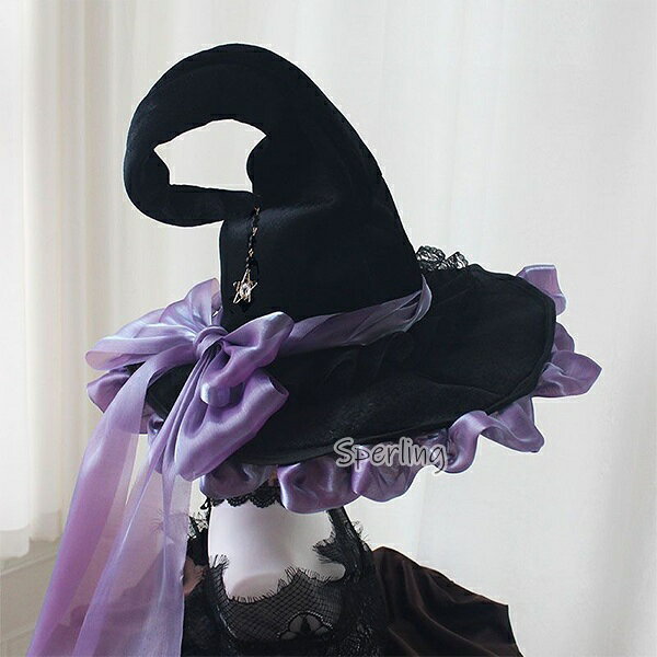 商品情報サイズ（cm）・サイズ：45cm*25cm重さ：116g【商品について】商品について：◆サイズ表記は目安です。若干の誤差(約1〜3cm前後)がある場合がございます。◆製造中（縫製、染色など）により商品において色味や柄、サイズに若干の誤差や、生地を織る際に糸の継ぎ目や多少のほつれ等が生じる場合がございますが、品質上の問題ではございませんのでご了承の上お買い求めくださいませ。◆手作り商品でございますから、画像と若干異なる場合も御座います。◆モデルに使用している小物、アクセサリ等はセット内容に含まれません。◆発送上の状態によって商品がシワになる場合がございます。予めご了承くださいませ。発送について：◆即納商品以外で、メーカーから取り寄せを致しますので、7日間前後お時間を頂いております。◆在庫確認、配送状況、休日を間にする事により、予定より遅くなる可能性がございます。◆当店ではラッピングのサービスを行っておりません、ご了承くださいませ。メールについて：●メール返信とご注文対応は、平日10：00〜18：00頃に対応しております。●携帯メールでの登録は迷惑メールによりメールが届かない場合がございます。返品について：●返品ご希望の際は商品到着から3日以内に必ず当店までご連絡をお願いいたします。●ご連絡がない場合の返品はご遠慮ください。●ご連絡を頂けましたらスムーズに対応できますので、ご協力いただけますようお願い申し上げます。●お客様都合の返品返金について、返品送料はお客様負担なります。返金金額は商品単価の85％になります。【返品交換・包装について】初期不良品以外の返品、交換は、お断りしております。「イメージと違う」「サイズ合わない」「臭いが気になる」等のご理由での返品、交換は一切受け付けておりません。出来るだけ低価格で商品を提供できるように、一部の商品は包装を簡略化しております。追加送料について：●沖縄（全域）、北海道（全域）、鹿児島（全域）は追加送料がかかる場合があります。その場合には改めてご連絡差し上げますので、ご了承の程よろしくお願いいたします。●●●※当店では明細書・領収書は商品と同封しておりません。※必要な際はご注文時の確認画面の備考欄にて記載の上ご注文をお願いいたします。※(領収書の宛名など必要事項を合わせてご記入しご連絡ください。) ※予めご了承くださいませ 。2020年4月から領収書は用紙ではなく電子版PDFに変更いたしました。ご了承をお願いいたします。当店では複数店舗での在庫共有をしており、システムで在庫の調整を行っておりますが、ご注文が集中した場合、在庫にズレが生じることがございます。在庫数の更新が間に合わずご注文頂きました商品が欠品となり、後ほどご連絡させていただく場合もございます。ご回答いただけない場合、商品のお届けの遅延や、注文がキャンセルとなる場合がございます。ハロウィンハット 魔女の帽子　ハロウィーン帽子 巫女 可愛い 飾り 装飾 ハロウィーン 折りたたみ　魔女帽子 コスプレ 仮装 魔法使い とんがり帽子 ブラック レース ワイヤー入り リボン付き 取り外し可能 ハロウィンパーティー イベント 撮影 魔女帽子 ハロウィン 大人用 魔女 コスプレ 仮装 魔法使い とんがり帽子 ハット 黒 ブラック レース リボン　とんがり帽子 ハロウィン 帽子 パーティー イベント ハロウィンを彩る、大人のクラシカル魔女帽子 クラシカルな雰囲気とミステリアスなデザインが魅力の魔女帽子です。ブラックを基調としたシックなデザインに、レースやリボンなどの華やかなディテールをプラス。魔女や魔法使いの仮装にはもちろん、ハロウィンパーティー、仮装イベント、コスプレ、撮影会などにもおすすめです。帽子をひとつ取り入れるだけで、いつものコーディネートがハロウィンらしい特別なスタイルに。大人っぽく幻想的なハロウィンコーデをお楽しみいただけます。 【在庫がある場合】5-8日営業日以内に発送します。1