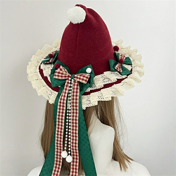 商品情報サイズ（cm）・サイズ：35cm 重さ：135g【商品について】商品について：◆サイズ表記は目安です。若干の誤差(約1〜3cm前後)がある場合がございます。◆製造中（縫製、染色など）により商品において色味や柄、サイズに若干の誤差や、生地を織る際に糸の継ぎ目や多少のほつれ等が生じる場合がございますが、品質上の問題ではございませんのでご了承の上お買い求めくださいませ。◆手作り商品でございますから、画像と若干異なる場合も御座います。◆モデルに使用している小物、アクセサリ等はセット内容に含まれません。◆発送上の状態によって商品がシワになる場合がございます。予めご了承くださいませ。発送について：◆即納商品以外で、メーカーから取り寄せを致しますので、7日間前後お時間を頂いております。◆在庫確認、配送状況、休日を間にする事により、予定より遅くなる可能性がございます。◆当店ではラッピングのサービスを行っておりません、ご了承くださいませ。メールについて：●メール返信とご注文対応は、平日10：00〜18：00頃に対応しております。●携帯メールでの登録は迷惑メールによりメールが届かない場合がございます。返品について：●返品ご希望の際は商品到着から3日以内に必ず当店までご連絡をお願いいたします。●ご連絡がない場合の返品はご遠慮ください。●ご連絡を頂けましたらスムーズに対応できますので、ご協力いただけますようお願い申し上げます。●お客様都合の返品返金について、返品送料はお客様負担なります。返金金額は商品単価の85％になります。【返品交換・包装について】初期不良品以外の返品、交換は、お断りしております。「イメージと違う」「サイズ合わない」「臭いが気になる」等のご理由での返品、交換は一切受け付けておりません。出来るだけ低価格で商品を提供できるように、一部の商品は包装を簡略化しております。追加送料について：●沖縄（全域）、北海道（全域）、鹿児島（全域）は追加送料がかかる場合があります。その場合には改めてご連絡差し上げますので、ご了承の程よろしくお願いいたします。●●●※当店では明細書・領収書は商品と同封しておりません。※必要な際はご注文時の確認画面の備考欄にて記載の上ご注文をお願いいたします。※(領収書の宛名など必要事項を合わせてご記入しご連絡ください。) ※予めご了承くださいませ 。2020年4月から領収書は用紙ではなく電子版PDFに変更いたしました。ご了承をお願いいたします。当店では複数店舗での在庫共有をしており、システムで在庫の調整を行っておりますが、ご注文が集中した場合、在庫にズレが生じることがございます。在庫数の更新が間に合わずご注文頂きました商品が欠品となり、後ほどご連絡させていただく場合もございます。ご回答いただけない場合、商品のお届けの遅延や、注文がキャンセルとなる場合がございます。魔女帽子 ハロウィン 帽子 大人用 魔女 コスプレ 仮装 魔法使い とんがり帽子 ハット 黒 ブラック レース ワイヤー入り リボン付き 取り外し可能 折りたたみ ファンタジー ハロウィンパーティー イベント 撮影　クリスマス 帽子 魔女帽子 ハロウィン 大人用 魔女 コスプレ 仮装 魔法使い とんがり帽子 ハット リボン　とんがり帽子 ハロウィン 帽子 パーティー イベント　クリスマス 帽子 ハロウィンを彩る、大人のクラシカル魔女帽子 クラシカルな雰囲気とミステリアスなデザインが魅力の魔女帽子です。ブラックを基調としたシックなデザインに、レースやリボンなどの華やかなディテールをプラス。魔女や魔法使いの仮装にはもちろん、ハロウィンパーティー、仮装イベント、コスプレ、撮影会などにもおすすめです。帽子をひとつ取り入れるだけで、いつものコーディネートがハロウィンらしい特別なスタイルに。大人っぽく幻想的なハロウィンコーデをお楽しみいただけます。 【在庫がある場合】5-8日営業日以内に発送します。1