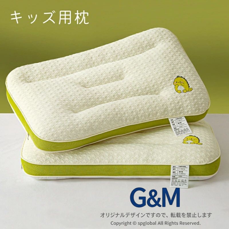子ども用 低反発枕 ダイナソー柄 洗える 高さ調整可能 お子さまの健やかな成長を支える、通気性抜群の低反発枕。かっこいいダイナソー柄で、寝る時間がワクワクの冒険に変わります。1歳から12歳まで、成長に合わせて長く使える工夫がいっぱいです。 ■ 商品の特徴 高密度低反発素材が、子どもの未発達な首と頭を理想的な角度でしっかりサポート。 無数の通気孔で熱や湿気を逃がし、暑がりなお子さまも蒸れにくく快適。 中材を取り出して高さを調整可能。お子さまの成長や好みにぴったりの高さにカスタマイズできます。 カバーも中材も丸洗いOK。汗やよだれが気になる時期も、清潔を保てて衛生的です。 抗菌加工を施しており、雑菌の繁殖を防ぎます。 男の子も女の子も喜ぶ、かっこいいダイナソー柄。オフホワイトのベースでお部屋にもなじみます。 30×50cmと40×60cmの2サイズ。兄弟姉妹で同じデザインを揃えやすいコスパの良さも魅力です。 ■ サイズ 30×50cm | 40×60cm ■ デザイン ダイナソー柄 ■ カラー オフホワイト ■ 仕様 タイプ子ども用低反発枕 推奨年齢1歳〜12歳 (30×50cm: 1-5歳推奨 / 40×60cm: 6-12歳推奨) 素材カバー: ニット、中材: マイクロファイバー低反発素材 サイズ (外寸)30×50cm、40×60cm 高さ (調整前)30×50cm: 約4-5cm、40×60cm: 約6-7cm 重量30×50cm: 約300g、40×60cm: 約400g 特徴高さ調整可能、通気性、丸洗い可能、抗菌加工 製造国中国 ■ おすすめシーン はじめての自分用枕を探している3歳前後のお子さまに。 体が成長し、子ども用ベッドや布団に合わせた枕が必要になった学童期に。 寝汗やよだれが多く、衛生面が気になる場合に。 アレルギーが心配で、こまめに洗える枕が欲しいご家庭に。 兄弟姉妹でお揃いの寝具を使いたいときの寝室コーディネートに。 祖父母の家や旅行用のサブ枕として。 クリスマスや誕生日、入園・入学祝いのギフトに。 ※サイズ・重量は目安となります。※モニター環境により実物と色味が異なる場合がございます。※洗濯表示に従い、ネットに入れて優しく洗濯してください。※中材の調整は、必ず保護者の方が行ってください。成長に寄り添う、通気低反発キッズ枕 恐竜の森でぐっすり安眠お子様の健やかな成長と快適な睡眠をサポートする、子ども専用設計の低反発枕です。人気のダイナソー柄を採用し、枕時間をワクワク楽しい冒険に変えます。高密度で通気性に優れた低反発素材が、柔らかく頭部を包みながらもしっかり支え、理想的な寝姿勢をキープ。丸洗い可能で清潔を保て、中材の高さも調整できるので、3歳から12歳まで長く愛用できます。兄弟姉妹で色柄を揃えられる、コスパの高い一枚です。1. 適度な硬さと反発力で、未発達な子どもの首と頭を理想的な角度で支えます。無数の通気孔が熱や湿気を逃がし、暑がりなお子様も蒸れにくく、一晩中快適な寝心地を約束します。2. 30×50cm(1-5歳推奨)と40×60cm(6-12歳推奨)の2サイズ展開。さらに中材を減らして高さを調節できるので、お子様の成長や好みに合わせて、最適な高さを見つけられます。3. 丸洗い可能。汗やよだれ、寝汗による雑菌の繁殖を防ぎ、いつでも清潔でフレッシュな状態を保てます。抗菌加工でさらに安心です。4. 男の子も女の子も夢中になるかっこいいダイナソー柄が、寝かしつけを楽しくします。オフホワイトの落ち着いたベースカラーは、どんなお部屋にもなじみます。一枚から購入でき、兄弟姉妹で色柄を揃えやすい価格設定も魅力です。・ 幼児期からの睡眠習慣づけ： 3歳頃からの「はじめての自分用枕」として、安定した寝姿勢をサポート。・ 学童期の成長に合わせた使用： 体の成長に伴い、サイズや高さを調整しながら、小学生期間を通じて使用可能。・ 衛生面が気になる場合に： 汗っかきなお子様や、アレルギーが気になるご家庭で、洗える枕が重宝します。・ 兄弟姉妹の寝室コーディネート： 同じデザインでサイズ違いを揃えれば、寝室が統一感のある可愛い空間に。サイズ表高さ重量年齢目安30×50cm4-5cm300g1-5歳40×60cm6-7cm400g6-12歳特記事項表主な材質ニット、マイクロファイバーメンテナンス説明水洗いOKで清潔を保てる。製造国中国使用上の注意水洗いOKで清潔を保てる。モニター環境により実物と色味が異なる場合がございます。★商品でお気づきの点がございましたらレビュー記載前に当店までお問い合わせください。こちらもおすすめ♪おすすめ商品をCheck!おすすめ商品をCheck!おすすめ商品をCheck!
