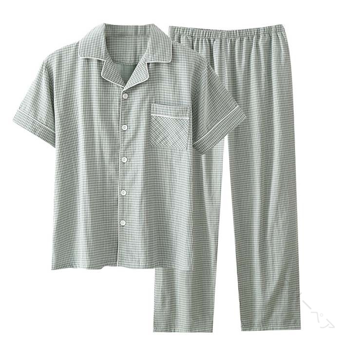 商品 パジャマ素材ガーゼ綿サイズM　肩幅45cm バスト108cm 着丈70cm 袖丈21cm ヒップ108cm ズボン丈96cmL　肩幅46cm バスト112cm 着丈72cm 袖丈22cm ヒップ112cm ズボン丈98cmXL　肩幅47cm バスト116cm 着丈74cm 袖丈23cm ヒップ116cm ズボン丈100cmXXL　肩幅48cm バスト120cm 着丈76cm 袖丈24cm ヒップ122cm ズボン丈102cmご了承いただきたいこと： ・採寸サイズなので若干の誤差がある場合がございます。 ・お使いのモニターの設定状況により、実際のカラーの色味と異なる場合ございます。 ・機械による生産過程において、どうしても生地を織る際の糸の継ぎ目や多少のほつれ等が生じている場合がございます。 ・万が一、欠品の場合、メールにてご連絡いたします。　以上を、ご了承の上お買い求め下さいませ。 .春 夏 用 メンズ パジャマ です。前開き タイプ の 半袖 チェック柄 ダブル ガーゼ 素材 を 使用し、綿 100％ で 肌触り が 良い 快適 な 着心地。ルームウェア や 部屋着 寝間着 として おすすめ で、父の日 ギフト や プレゼント にも最適です。グレー と ネイビー の カラー展開。。 指定された配送時間は承っておりません。【スリーペア】