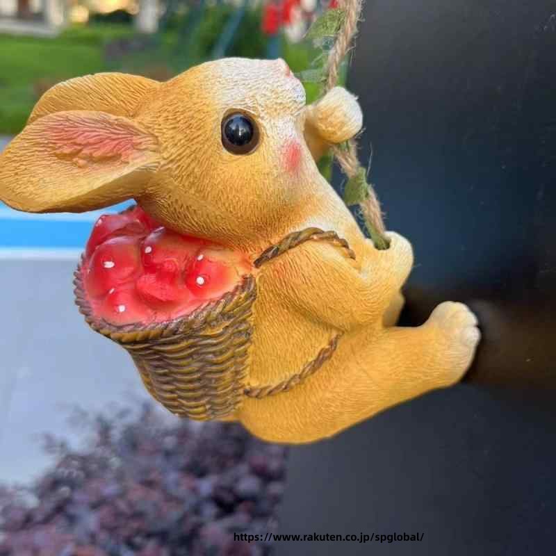 【原産国／製造国: 中国】 .ガーデンオーナメント かわいい 動物 うさぎ ラビット よじ登り ぶら下がり クライミング 壁掛け ハンギング ツリー 木 ポール 装飾 飾り 屋外 庭 ガーデン エクステリア ベランダ エントランス 樹脂製に加え、ガーデニング アクセサリー デコレーション インテリア ガーデンデコ 屋外装飾 かわいいうさぎ 壁掛け飾り クライミングオーナメント 庭用オブジェ 動物モチーフ ガーデン飾り 壁掛けアート ベランダ飾り 樹脂オーナメント エントランス装飾 ポールデコレーション 木製風 立体飾り ナチュラルテイスト 屋外用デコレーションなど豊富な関連キーワードを含みます。おすすめの屋外インテリアとして庭やベランダ、エクステリアの雰囲気を一新し、人気の動物モチーフで癒しの空間を演出。セールやランキング入りも期待できる高品質の装飾品です。。 指定された配送時間は承っておりません