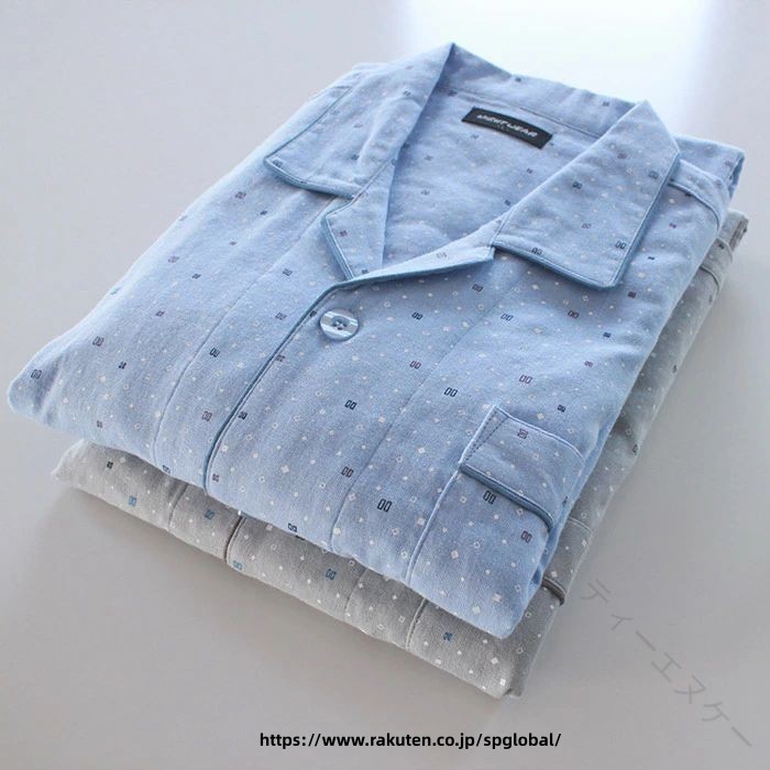 BorderColor="#FFFFFF"> 商品 パジャマ 素材 綿100% サイズ S 肩幅48cm バスト100cm 着丈71cm 長袖の袖丈54cm ウエスト58cm ヒップ105cm パンツ総丈96cm M 肩幅51cm バスト108cm 着丈73cm 長袖の袖丈56cm ウエスト63cm ヒップ110cm パンツ総丈100cm L 肩幅54cm バスト118cm 着丈75cm 長袖の袖丈58cm ウエスト69cm ヒップ115cm パンツ総丈104cm XL 肩幅56cm バスト126cm 着丈77cm 長袖の袖丈60cm ウエスト75cm ヒップ120cm パンツ総丈106cm カラー グレー、ブルー ご了承いただきたいこと： ・採寸サイズなので若干の誤差がある場合がございます。 ・お使いのモニターの設定状況により、実際のカラーの色味と異なる場合ございます。 ・機械による生産過程において、どうしても生地を織る際の糸の継ぎ目や多少のほつれ等が生じている場合がございます。 ・万が一、欠品の場合、メールにてご連絡いたします。 　以上を、ご了承の上お買い求め下さいませ。 【原産国／製造国: 中国】 .パジャマ メンズ 綿100％ コットン100% ダブル ガーゼ 2重ガーゼ 前開き 半袖 長袖 春 夏 秋 ルームウェア 上下セット テーラー襟 ドット柄 チェック柄 紳士 男性 男の子 主人 旦那 入院 出張 プレゼント ギフト S M L XL 軽量 通気性 吸湿 速乾 柔らかい おしゃれ シンプル 部屋着 寝間着 リラックス 快適 素肌感 春用 夏用 秋用 就寝用 室内着 旅行用 贈り物 敬老の日 ギフト包装可能 楽天ランキング 人気 セール 安心品質。 指定された配送時間は承っておりません