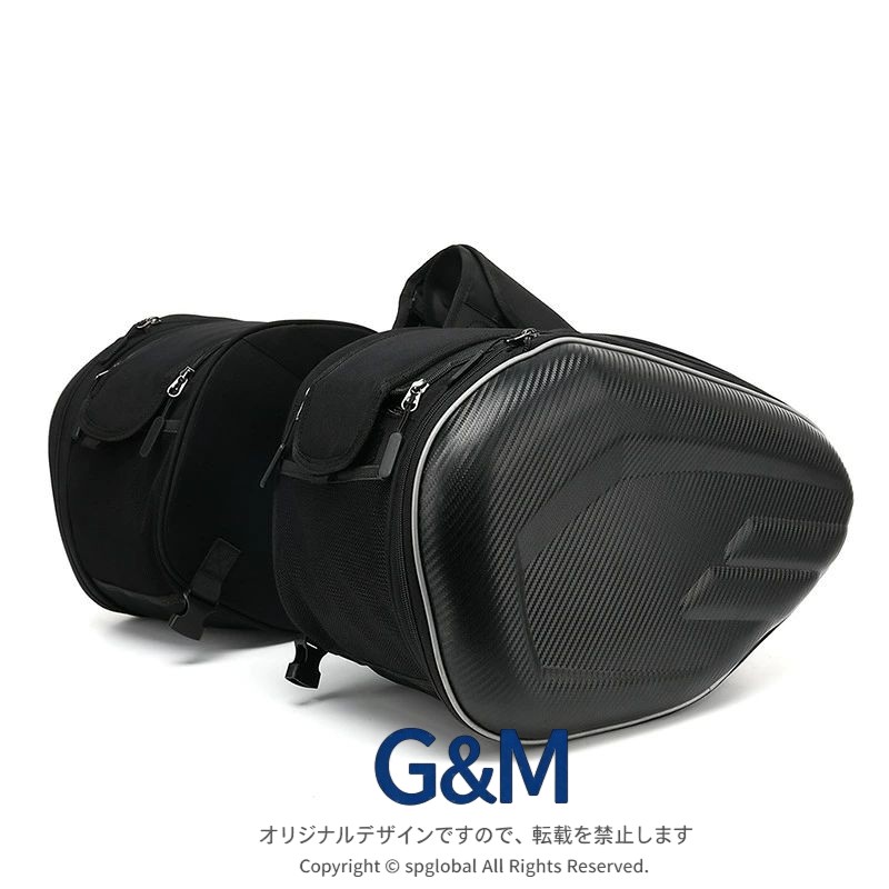 バイクサイドバッグ 防水 サドルバッグ 36L-58L容量可変 ヘルメット対応 バイク用バッグ 左右セット 大容量 撥水加工 レインカバー付き 炭素繊維 オックスフォード 撥水性の高いオックスフォード生地に加え、左右のバッグそれぞれに専用のレインカバーが付属しています。 商品名:バイクサイドバッグ 左右セット素材：炭素繊維＆撥水防水PVCカラー：ブラック【炭素繊維】&ブラック【オックスフォード】サイズ：横44cmx縦30cmxマチ15cm（拡張後25cm）容量：36L〜58L（両側合計）、片側約19L~29L 荷重：片側3kg以内収納：携帯、財布、水筒、傘、鍵などの小物はもちろん、フルヘルメットまでも収納できる大容量。付属品：バッグ本体(左右セット)、レインカバー、リアシート用固定ベルト(A型)×2本、専用レインカバー(B型)×2本、連結用補助ストラップ(C型)×4本【特徴】機能性とデザイン性を両立したタフな構造素材には、耐摩耗性に優れた高密度オックスフォード生地を使用。さらに、外側にはABS樹脂製のセミハードパネルを組み合わせることで、ソフトバッグの積載性とハードケースの保護性能を両立しました。【抜群の収納力！ヘルメットも入れる大容量】ファスナー一つでマチが広がり、片側18Lから最大29Lに容量アップ！左右合計で最大58Lの大容量を実現し、フルヘルメットやキャンプ用品も楽々収納できます。旅先でお土産が増えても安心！【突然の雨にも即対応！レインカバー付き】撥水性の高いオックスフォード生地に加え、左右のバッグそれぞれに専用のレインカバーが付属しています。豪雨や長時間の雨天走行でも、大切な荷物を水濡れから守ります。【簡単・丈夫な取り付け式・幅広い車種に対応】リアシートを外して装着する固定ベルトと、車体と連結する複数の補助ストラップにより、安定した装着感を実現します。【多用途】このサドルバッグは、ヘルメット、靴、衣服、ラップトップ、タブレットなどの屋外活動に必要なものだけでなく、その他の日常的な使用などもほぼ可能です。バイク、ロードバイク、マウンテンバイクなどに最適です。友達や家族などへのプレゼントにも最適。 5