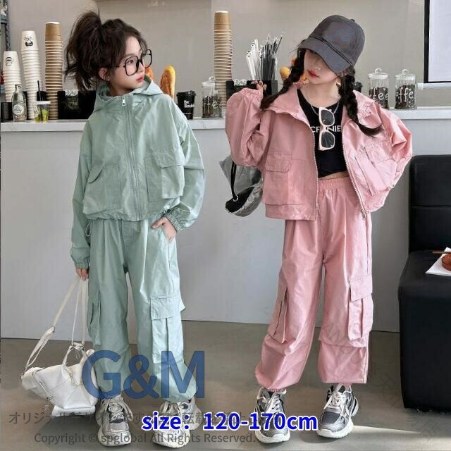 商品名 ジャージ 上下セット 子供 tong-6160 商品詳細サイズ：写真通りセット内容：ジャケット+ズボン★小物等は商品には含まれません。◆伸縮性：なし◆裏地：トップスのみ◆モデル参考：身長：123CM　着用サイズ：130CM★製造中（縫製、染色など）により商品において色味や柄、サイズに若干の誤差や、生地を織る際に糸の継ぎ目や多少のほつれ等が生じる場合がございますが、品質上の問題ではございませんのでご了承の上お買い求めくださいませ。シルエットや色合いがおしゃれでかわいい子供用ジャージです。ダンスやスポーツなどの運動用や部屋着としてもおすすめです♪厚すぎず薄すぎないセットアップなのでインナーやアウターを調整することでオールシーズン活躍します！サイズは人の手によって測っているため、約1-3cmの誤差がある場合がございます。予めご了承下さいませ。 素材 ポリエステル 生産国 中国 .ジャージ セットアップ 子供用 上下 2点セット は マウンテンパーカー ジャケット と ジップアップパーカー ロングパンツ を含む トレーニングウェア スポーツウェア です キッズ 女児 ジュニア 向け の カジュアル 韓国 子供服 で 普段着 通学 登山 舞台 団体服 演出服 アウトドア など様々なシーンに対応します。 指定された配送時間は承っておりません。【ANDU楽天市場店】