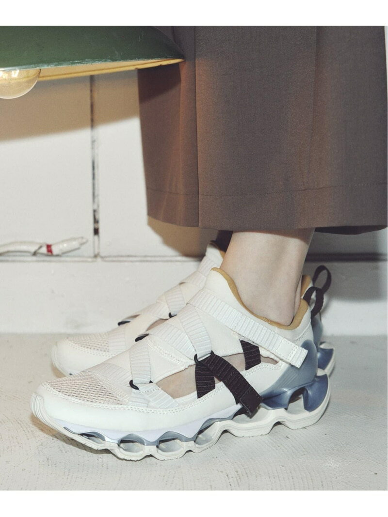 ミズノ×Spick & Span、カフェラテカラーの「別注WAVE PROPHECY STRAP