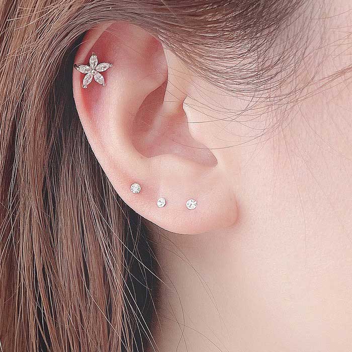 ボディピアス 軟骨ピアス［14G 16G ］大人可愛い クリスタル CZ フラワー 0347