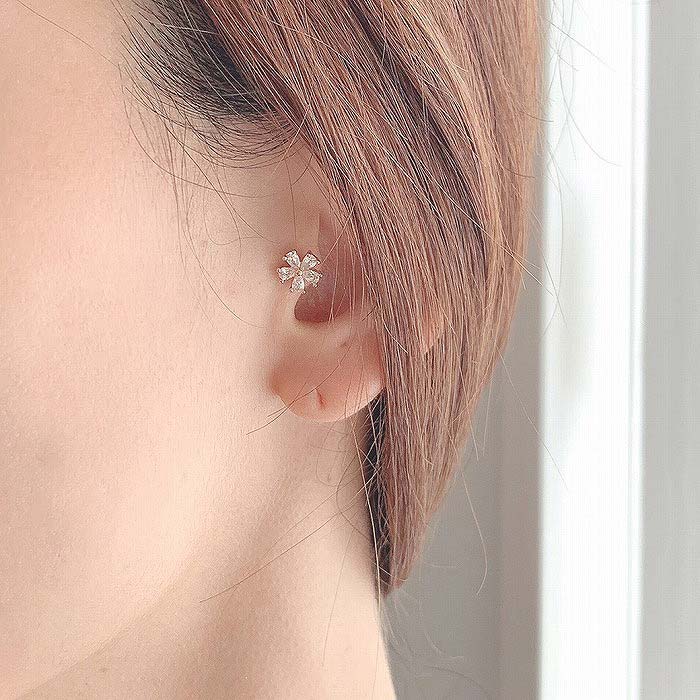 ボディピアス 軟骨ピアス ［16G ］透明感抜群のフラワー キュービック 華やかで大人っぽい存在感に。トラガス ラブレット ホール に負担の少ないインターナル 0392 ボディーピアス