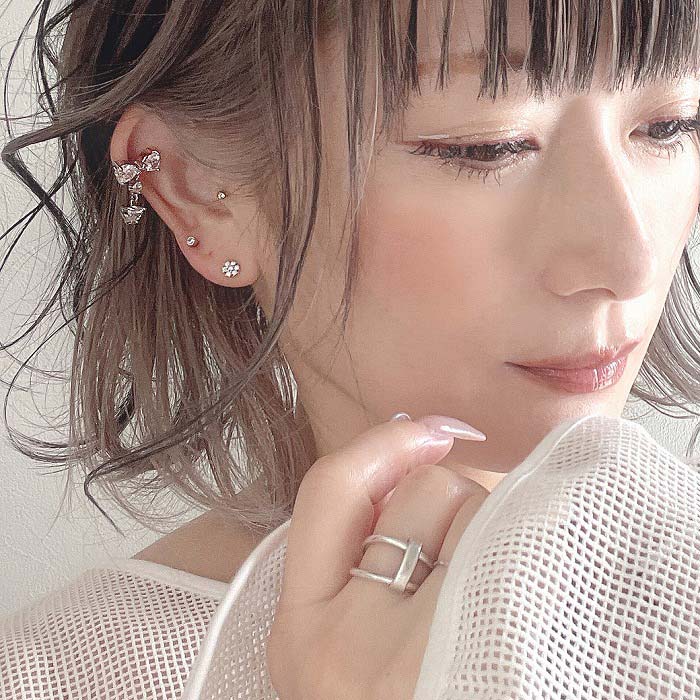 ボディピアス 軟骨ピアス［16G 14G ］存在感のある大きさ！ガーリー感たっぷりなリボン ジュエル ストレート 軟骨ピアス ヘリックス 0426 ボディーピアス