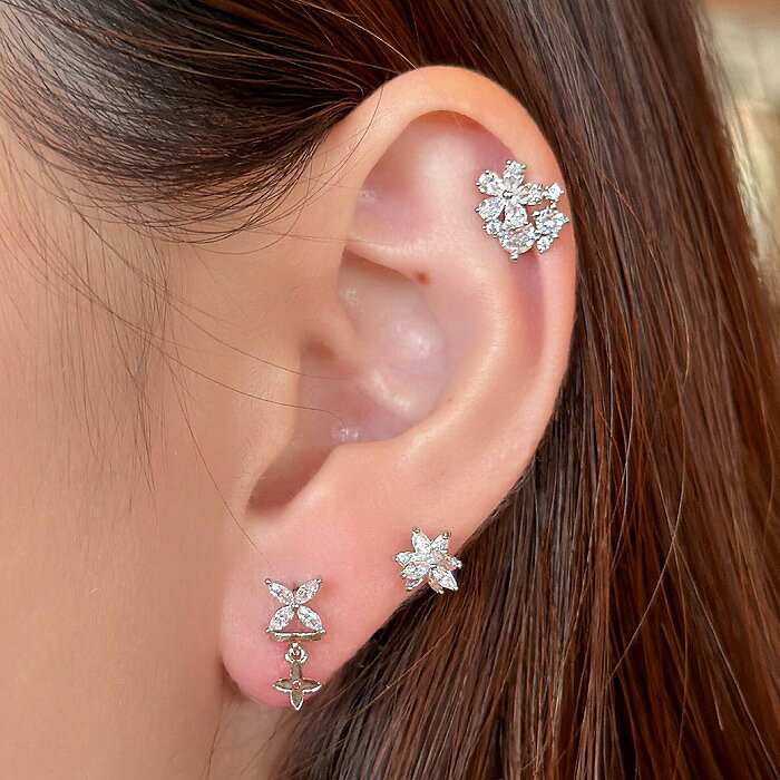 SPICYLIPSのボディピアス 軟骨ピアス ［14G 16G ］重なった花びら が耳元に華やかな輝きを添える、上品 で可憐なフラワー モチーフ 花 flower 花モチーフ キュービックジルコニア 0547 トレートバーベル ヘリックス アウターコンク ボディーピアス｜アングル3