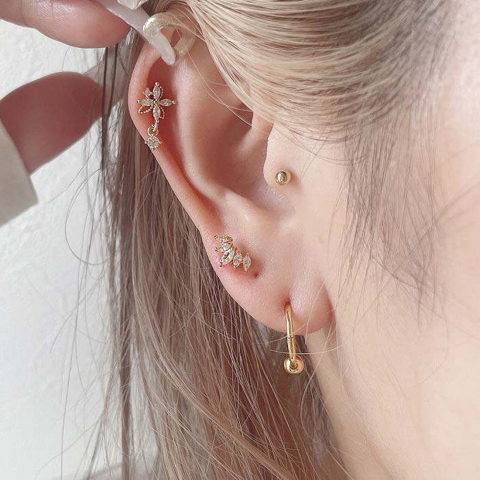 ボディピアス 軟骨ピアス ［14G 16G ］重なった花びらが可愛い♪ 繊細な フラワー×ゆらゆら揺れる一粒 CZ デザイン flower ストレート ヘリックス 0615 ボディーピアス