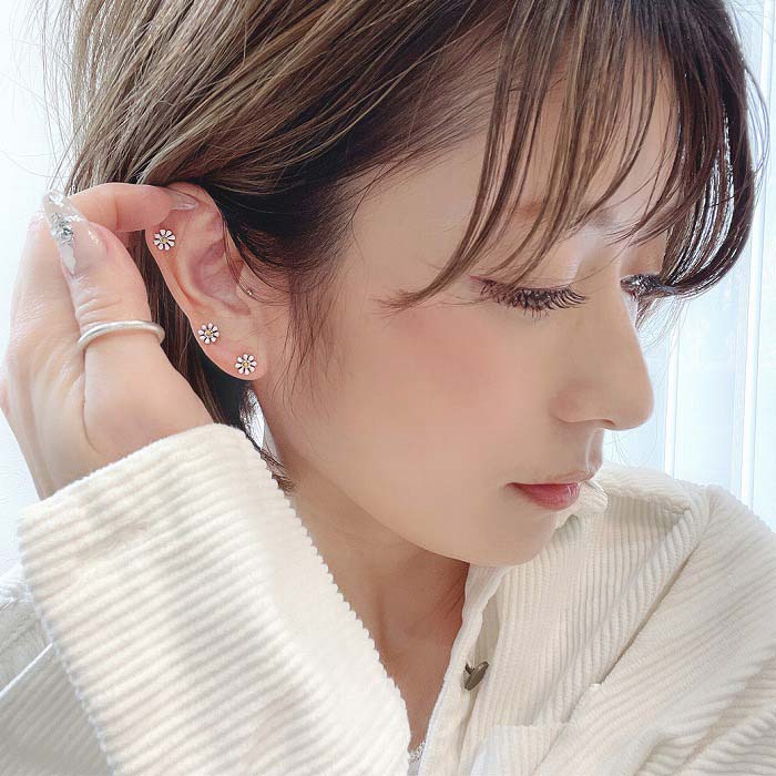 ボディピアス 軟骨ピアス ［16G 14G ］乙女心くすぐる小花 が可愛い ♪爽やか ホワイト フラワー flower ヘリックス 0946 ボディーピアス