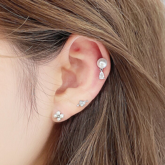 ボディピアス 軟骨ピアス ［16G ］揺れるデザインが女性らしい。パール ×雫 キュービックジルコニア ストレート ヘリックス 1175 ボディーピアス
