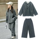 &nbsp; 商品紹介 キッズ　セットアップ　子供　ジャージ 　カジュアルパンツセット　子供服 上下セット　長袖　トップス　ロングパンツ　女の子　スポーツウェア　トレーニング　春秋 参照サイズ：(単位cm） 110　　着丈42/バスト92/肩幅42/パンツ丈58/ヒップ68/身長100-110 120　　着丈46/バスト96/肩幅43/パンツ丈66/ヒップ72/身長110-120 130　　着丈50/バスト100/肩幅45/パンツ丈73/ヒップ76/身長120-130 140　　着丈53/バスト104/肩幅47/パンツ丈77/ヒップ80/身長130-140 150　　着丈56/バスト108/肩幅49/パンツ丈81/ヒップ83/身長140-150 160　　着丈59/バスト112/肩幅51/パンツ丈85/ヒップ86/身長150-160 170　　着丈62/バスト116/肩幅53/パンツ丈90/ヒップ88身長160-170 2-4cmの誤差はご容赦下さいませ。（個人差もございます） カラー：グレー 素材：ポリエステル、その他 セット内容：上下セットのみ ※生産の過程上『生地を織る際の糸の継ぎ目』繊維の『混紡』、プレス加工によって形やサイズ（2〜5cm前後）に誤差が生じる場合がございますが、品質上の問題はございませんのでご了承下さいませ。 ★送料について ■送料は1点800円、1点以上の場合、1点ずつ200円をアップいたします。 沖縄県等の一部地域は1点につき1400円です。 ★注意事項 ■お品物の色合いは撮影環境、PCパソコンの環境により、若干異なる場合がございますので、予めご了承してください ■メーカーの都合により、細部のデザイン．素材等が予告なく変更される場合が御座います。 ■ご注文後商品は品切れとなってしまった際には、メールもしくは電話にてご連絡いたします。