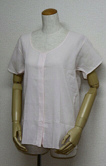 *抗菌・防臭・消臭加工により、お肌をいつも清潔に保ちます。 *汗などの臭いを防ぎ、細菌の繁殖を抑制します。 *綿ー100％　　60/ピケ（クレープ地） *後身頃長め *抗菌・防臭・消臭加工により、お肌をいつも清潔に保ちます。 *汗などの臭いを防ぎ、細菌の繁殖を抑制します。 *カラー＝白色 【弊社肌着の特徴】 *量販店の指定工場にて生産しています。（弊社の全中国製商品）「生産管理のしっかりした工場」ということで10年以上にわたりお互いに信頼関係を築き上げてきました。 （一昨年より量販の厳しい検査をクリアして量販向け製品を生産しております。）よって、生地・縫製・仕上げ・検針等、生産関係のすべてのにおいて、日本向け仕様では最高の品質の製品です。昨年よりカナダ製の最新生産システムを導入、生産効率のアップはもとより、安定した品質の商品供給を行います。 1）襟（首）の合わせ部の処理の工夫。ワンタッチテープ・ホック位置…出来る限り上端ぎりぎりへ端の垂れ下がりの防止、見栄え他社は縫いにくいため、襟の下がほとんど。前立ては裏打ちでの処理…肌に当たる面を平らに。弊社の処理は襟を付けてから最終に裏打ちを付ける。 2）袖付け部の裁断の工夫（一部製品）肩幅を広めにし、袖付け部分により丸みをもたせる立体裁断。少し前身よりに袖を着けているため猫背の方でも着易い。脇部にもゆとりができ、腕が通りやすい。*抗菌・防臭・消臭加工により、お肌をいつも清潔に保ちます。 *汗などの臭いを防ぎ、細菌の繁殖を抑制します。 *綿ー100％　　60/ピケ（クレープ地） *後身頃長め *抗菌・防臭・消臭加工により、お肌をいつも清潔に保ちます。 *汗などの臭いを防ぎ、細菌の繁殖を抑制します。 *カラー＝白色 【弊社肌着の特徴】 *量販店の指定工場にて生産しています。（弊社の全中国製商品）「生産管理のしっかりした工場」ということで10年以上にわたりお互いに信頼関係を築き上げてきました。 （一昨年より量販の厳しい検査をクリアして量販向け製品を生産しております。）よって、生地・縫製・仕上げ・検針等、生産関係のすべてのにおいて、日本向け仕様では最高の品質の製品です。昨年よりカナダ製の最新生産システムを導入、生産効率のアップはもとより、安定した品質の商品供給を行います。 1）襟（首）の合わせ部の処理の工夫。ワンタッチテープ・ホック位置…出来る限り上端ぎりぎりへ端の垂れ下がりの防止、見栄え他社は縫いにくいため、襟の下がほとんど。前立ては裏打ちでの処理…肌に当たる面を平らに。弊社の処理は襟を付けてから最終に裏打ちを付ける。 2）袖付け部の裁断の工夫（一部製品）肩幅を広めにし、袖付け部分により丸みをもたせる立体裁断。少し前身よりに袖を着けているため猫背の方でも着易い。脇部にもゆとりができ、腕が通りやすい。