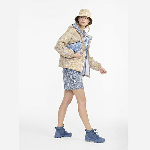 【LIBERTY】春の訪れとともに自然のエネルギーをまとう、“花の力”がテーマの新コレクションが登場。 自由に咲き誇るリバティプリントをまとい、AIGLEと一緒に春を駆け抜けよう。 華やかなリバティプリントを採用した、フード付きジップアップジャケットです。軽量性に優れているので持ち運びにも便利なアイテムです。 ドローストリングとコードロック付きの調節可能なフード プレススタッド付きの外側ポケット×2 伸縮性のある袖口 ドローストリングとコードロック付きの調節可能な裾 フロントジッパークロージャー シリコン製の AIGLEバッジ 袖口にトーンオントーンのバードプリント 裏地なし ・原産国：中国 ・素材：ナイロン100%
