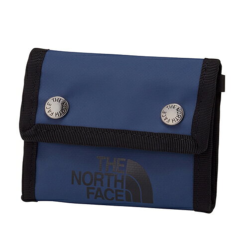 THE NORTH FACEの代表的なロングセラーモデルとして、高い人気を誇るベースキャンプシリーズの三つ折り財布です。 メイン素材は、1000デニールのリサイクルポリエステルに、TPEファブリックラミネートを施した高強度の生地を採用。濡れや汚れに強いTPEファブリックラミネート素材は、重い荷物でも気兼ねなく収納できる高い耐摩耗性が特長です。 マチ付きコインケースとマルチカードホルダーを装備。紙幣用スペースは、ジッパー仕様でセキュリティー性を向上しています。 アクティブなシーンでの使用はもちろん、日常でも使いやすいデザインです。 素材：1000DTPEファブリックラミネート（リサイクルポリエステル100％） 原産国：ベトナム 重量：約90g サイズ：H9.5×W12cm カラー：エステートブルー2・EB ノースフェイス
