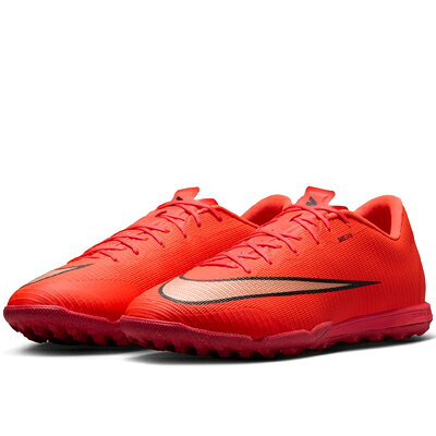 【NIKE】ナイキ　トレーニングシューズ NIKE FA26 Break 'Em Pack ヴェイパー 17 アカデミー TF VAPOR 17 ACADEMY TF 2026 モデル アッパー：合成樹脂＋合成皮革＋合成繊維 アウトソール：ターフタイプ 毛足が短めの人工芝フィールドに最適 インソール：着脱不可 瞬発的なダッシュを可能にするようにデザインされた ヴェイパー 17 アカデミー。 柔らかいNikeSkinアッパーを採用し、 いつでもスタートダッシュの準備は万全です。 グリップ性に優れたトラクションパターンと組み合わせて、 鋭いターンとスムーズな方向転換をサポートします。 素足の感触 アッパーはNikeSkin素材。 素足でサッカーをしているような感覚で、 ボールをコントロールできます。 ターフに適したトラクション ラバーアウトソールが、人工芝のグラウンドでトラクションを発揮。 【ヴェイパー】シリーズ 【マーキュリアル】 商品は実販売と在庫を共有しているため、 在庫更新のタイミングにより、 在庫切れの場合やむをえず キャンセルさせていただく可能性があります【NIKE】ナイキ　ヴェイパー 17 アカデミー TF ナイキ　サッカースパイク VAPOR 17 ACADEMY TF 2026 モデル アッパー：合成樹脂＋合成皮革＋合成繊維 アウトソール：ターフタイプ 毛足が短めの人工芝フィールドに最適 インソール：着脱不可 シューズマーキング　オリジナルの加工は、こちら！ 【レーザーカラー】【彫刻マーク】シューズマーキング