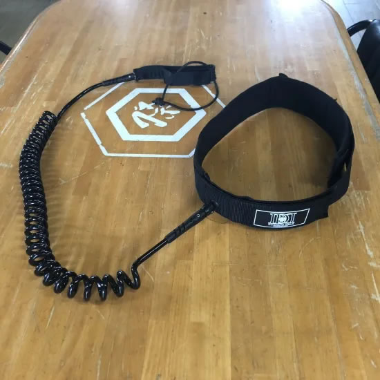 ◆モデル◆　8' SUP WAIST BELT ◆カラー◆　BALCK ◆定　価◆　￥6，900－（税抜） ◆その他◆　新品・未使用・正規品 ◆商品情報◆ スタンドアップパドル用ウエストベルトコイルリーシュコード SUPやフォイリングでの使用においても使い易いコイル形状のリーシュコードです