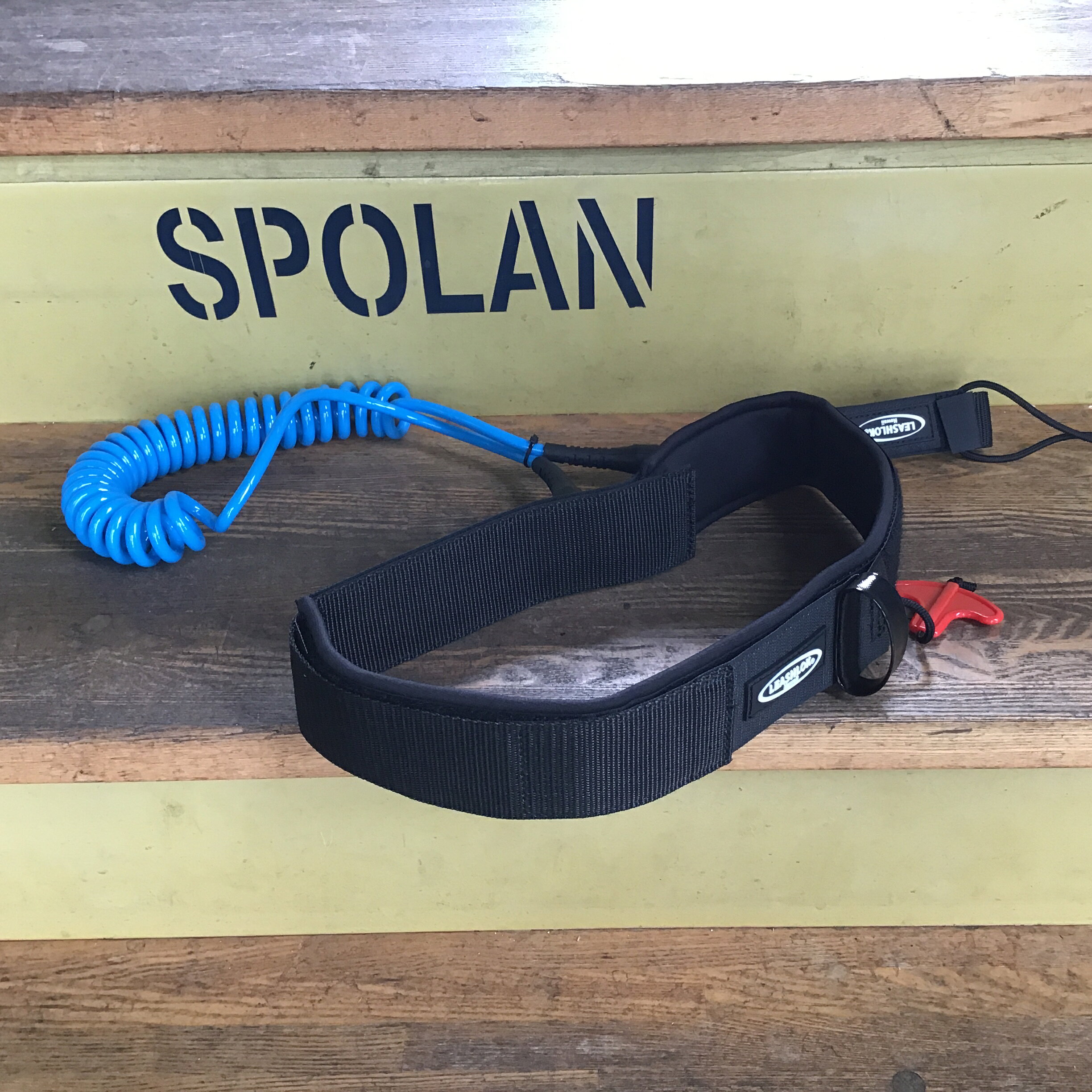 ◆ブランド◆　LEASHLOK　HAWAII ◆モデル◆　COIL　LEASH　WAISTBELT ◆カラー◆　BLUE ◆サイズ◆　9ft ◆定　価◆　￥8000－（税抜） ◆その他◆　新品・未使用・正規品 ◆商品情報◆ スタンドアップパドル用ウエストベルトコイルリーシュコード SUPやフォイリングでの使用においても使い易いコイル形状のリーシュコードです シンプルな一体型タイプの為、扱いやすく軽量。 ワンタッチで外せる。 ウェスト部分長さ調整可能。