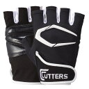 CUTTERS カッターズ トレーニンググローブ トレーニング 2.0 T020手のグリップ・保護・フィット感を高めるトレーニンググラブ■革新的グリップ素材「C-TACK」手のひらのC-TACKパッドがグリップ力を高めると同時に、手を保護します。ハードなトレーニングに心強い味方！■復活するグリップ力湿らせた布や水で汚れを落とせばグリップ力が何度でも復活。いつでも安心トレーニング■全天候対応晴れでも、雨でも、驚異のグリップ力を発揮■丸洗い可能ご家庭で洗えてお手入れが簡単、いつも清潔トレーニング！・手洗いをお勧めします。洗濯機で洗う際は面ファスナーを閉じ、洗濯ネットに入れて洗ってください。洗濯後は形を整え風通しの良い場所で陰干ししてください。・色落ちする場合がありますので他のものと一緒に洗わないでください。■ハイスペック素材「ライクラ」を採用フィット感と快適性アップ※ライクラはインビスタ社の商標です仕様●手のひらにC-TACKパッドを配置●甲部にライクラを採用し快適な装着感を実現●手の甲のロゴマーク「C」ロゴラインが握った際のサポート感を向上●ハーフフィンガーグラブ●洗濯機使用可●両手組●カラー　ブラック　レッド　ホワイトカモ●サイズ（サイズ測定位置：中指までの手のひらの長さ）　XS 15.0-16.3cm　S 16.3-18.0cm　M 18.0-18.8cm　L 18.8-19.6cm在庫について本品は、弊社店頭在庫より、即納となります。迅速なお届けが可能ですので、どうぞ、ご利用ください。まれに、行き違いにより在庫切れとなった場合、キャンセル、ないし、お取り寄せ、ないし、代替品のご提案を致しますので、ご了承の上ご注文下さい。TAGS:&nbsp;[&nbsp;|グローブ|ゴールドジム|トレーニング・ダイエット|筋トレ・ウエイトトレーニング|&nbsp;]同じカテゴリの商品