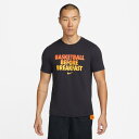 バスケットボールをしたい気分。ナイキ Dri-FIT Tシャツで一日を始めましょう。 柔らかく軽量で、速乾テクノロジーが快適な着心地をキープします。 ■メーカー：NIKE ナイキ ■品名：DF BFAST VERB S/S Tシャツ ■品番：DN2985 ■カラー：010（ブラック） ■サイズ：M・L・XL ■素材：コットン57-59％、ポリエステル41-43％ （特徴） ・ゆったりと楽に着用できるスタンダードフィット ・リブ仕様の襟 ・プリントグラフィック ・ウーブンラベル ・洗濯機洗い可能 ※ネコポスをご希望でも2点以上の場合は通常便に変更しての発送となります。実店舗在庫品　平日15時まで即出荷可能