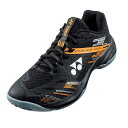 ■メーカー：YONEX ヨネックス ■品名：パワークッションカスケードアクセルワイド ■品番：SHBCA1W ■カラー：401（ブラック/オレンジ） ■サイズ：25.0〜28.0cm ■シューズ幅：4Eワイド設計 ■素材 ・アッパー：合成繊維 ・ミッドソール：合成樹脂 ・アウトソール：ゴム底 ■原産国：中国製 ※日本バドミントン協会審査合格品実店舗在庫品　平日15時まで即出荷可能