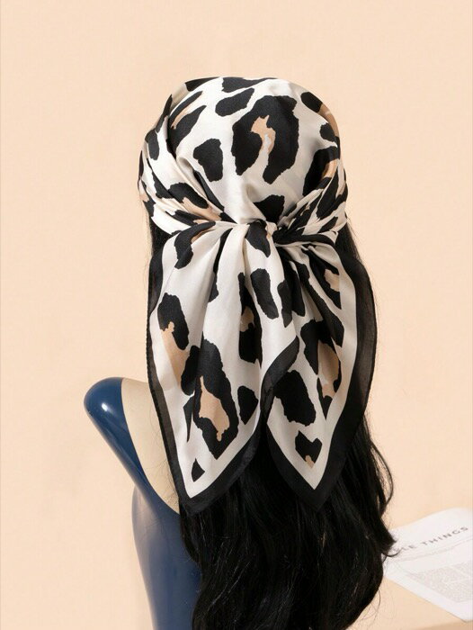 [ 8日から12日程度でお届け予定 ] アクセサリー レディース スカーフ 1枚 シルク調プリントスクエアス..