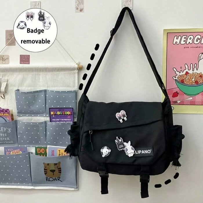 [ 8日から12日程度でお届け予定 ] バッグ レディース ショルダーバッグ 原宿スタイル クロスボディバッグ(バッジ4個付き)、レトロクラシック メッセンジャーバッグ、学生ナイロンショルダーバッグ、男女兼用、新学期シーズンにぴったり