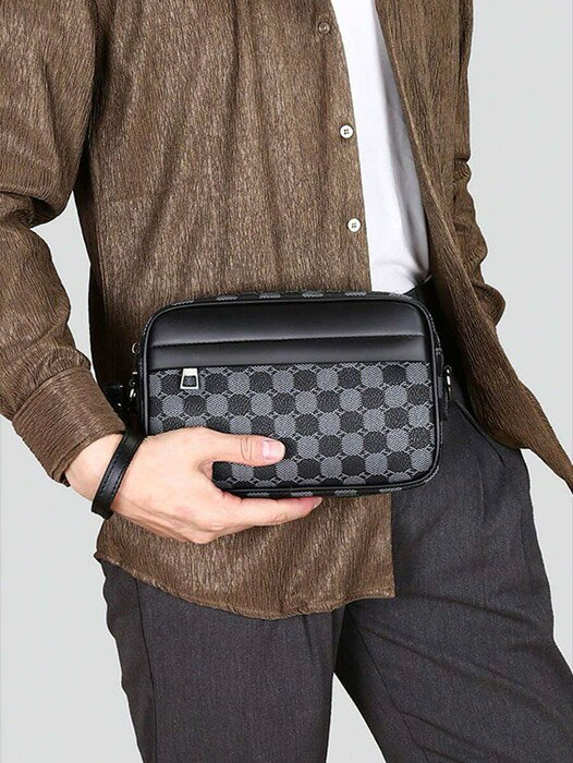 [ 8日から12日程度でお届け予定 ] バッグ メンズ ショルダーパック ランダムヴィンテージ風車プリントカラーブロック PU レザー クロス..