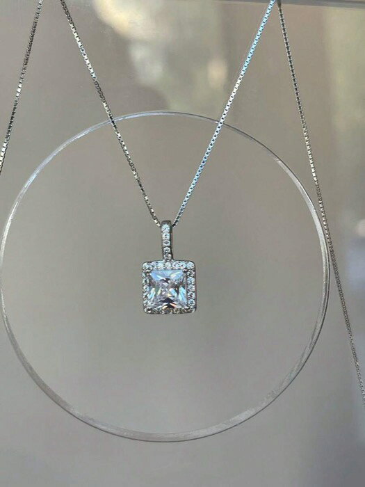 [ 8日から12日程度でお届け予定 ] ジュエリー レディース ネックレス ペンダント 女性への彼女の誕生日プレゼントに最適な、洗練された優雅なS925スターリングシルバージルコニア幾何学ブロックペンダントネックレス 1個